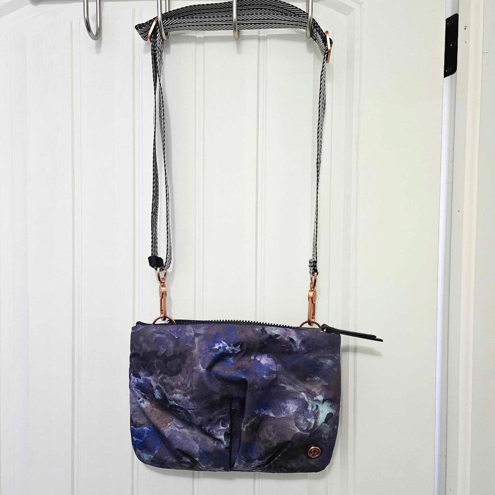 Lululemon Hip To Be Free Bag